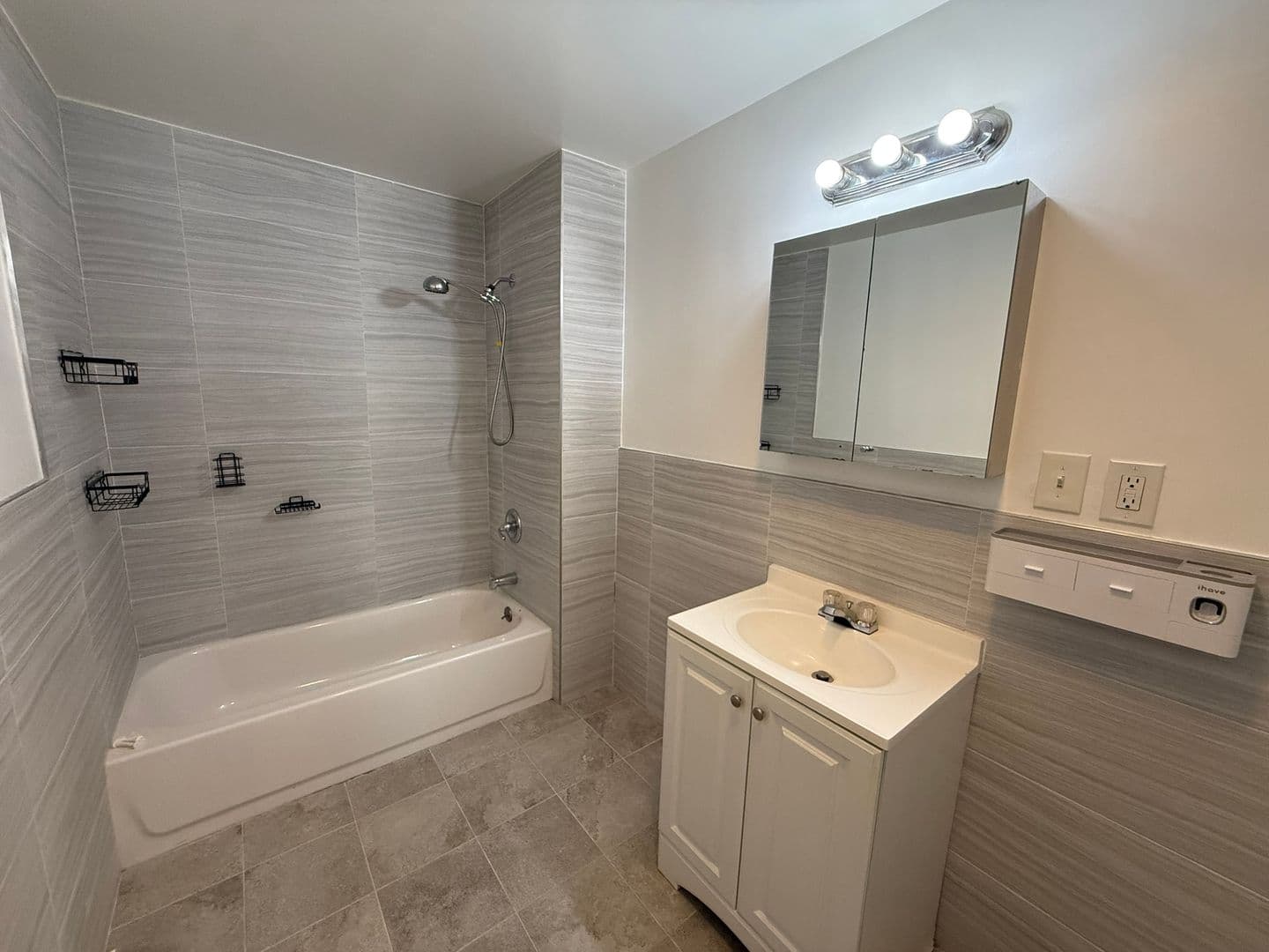 Springfield Apartment: 51 Acushnet Ave.