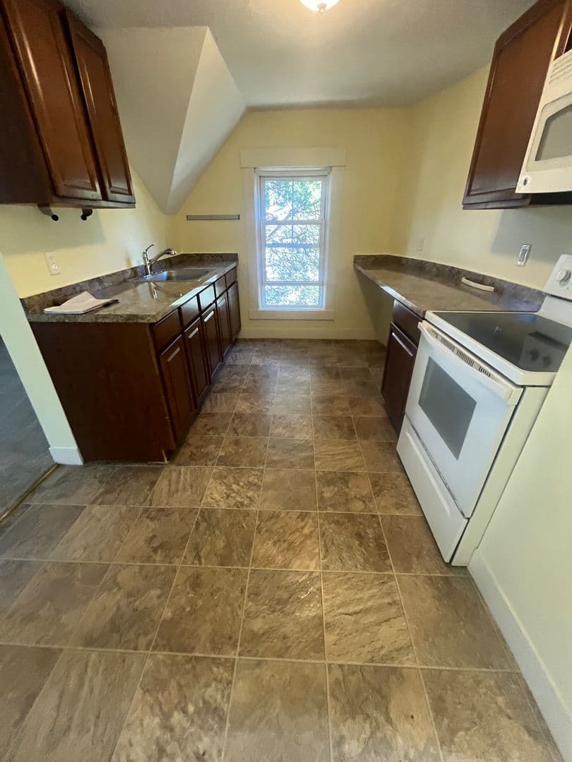 Middleboro House: 31 Oak St, Unit #2
