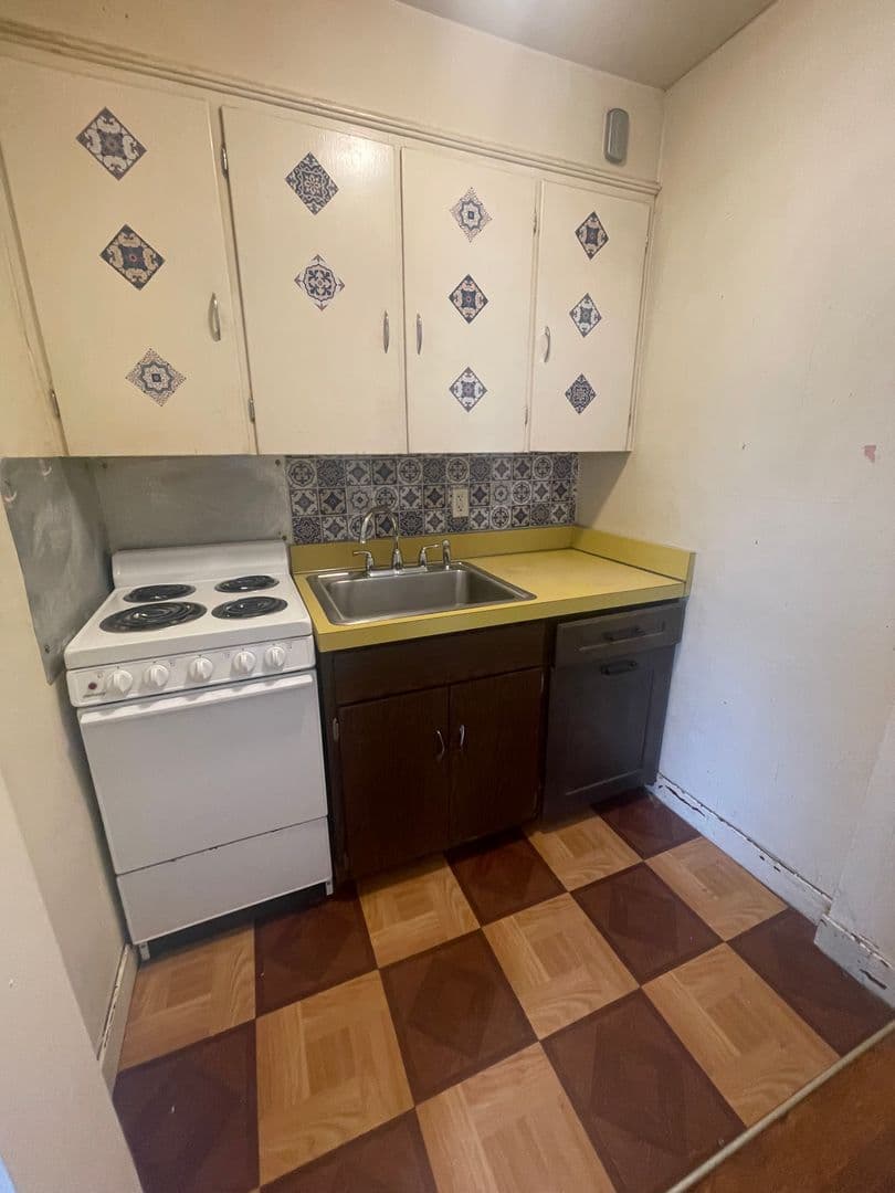 Pittsfield Apartment: 75 Wendell Ave