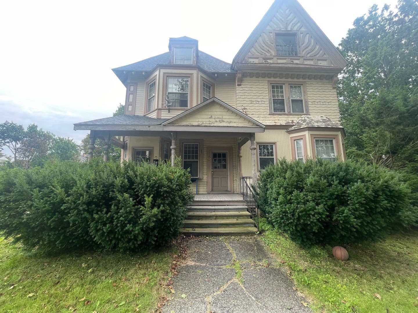 Pittsfield Apartment: 75 Wendell Ave