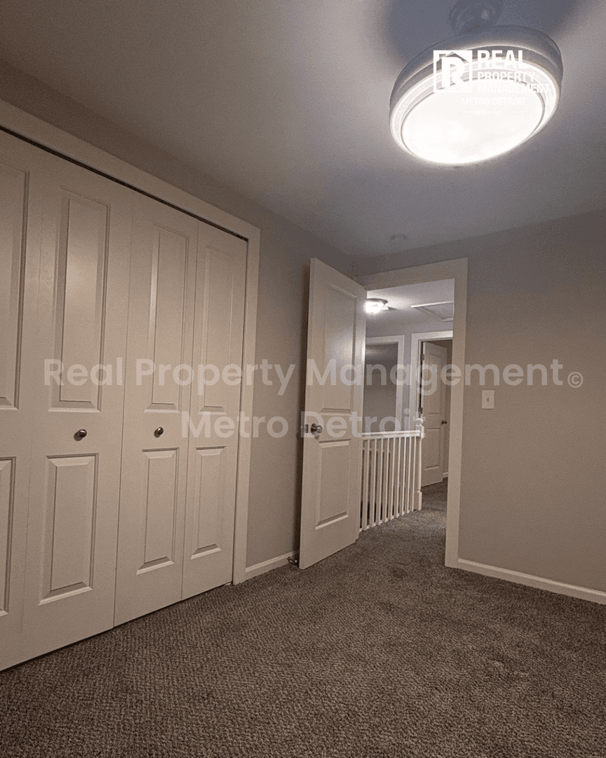 Farmington House: 36515 Vicary Lane