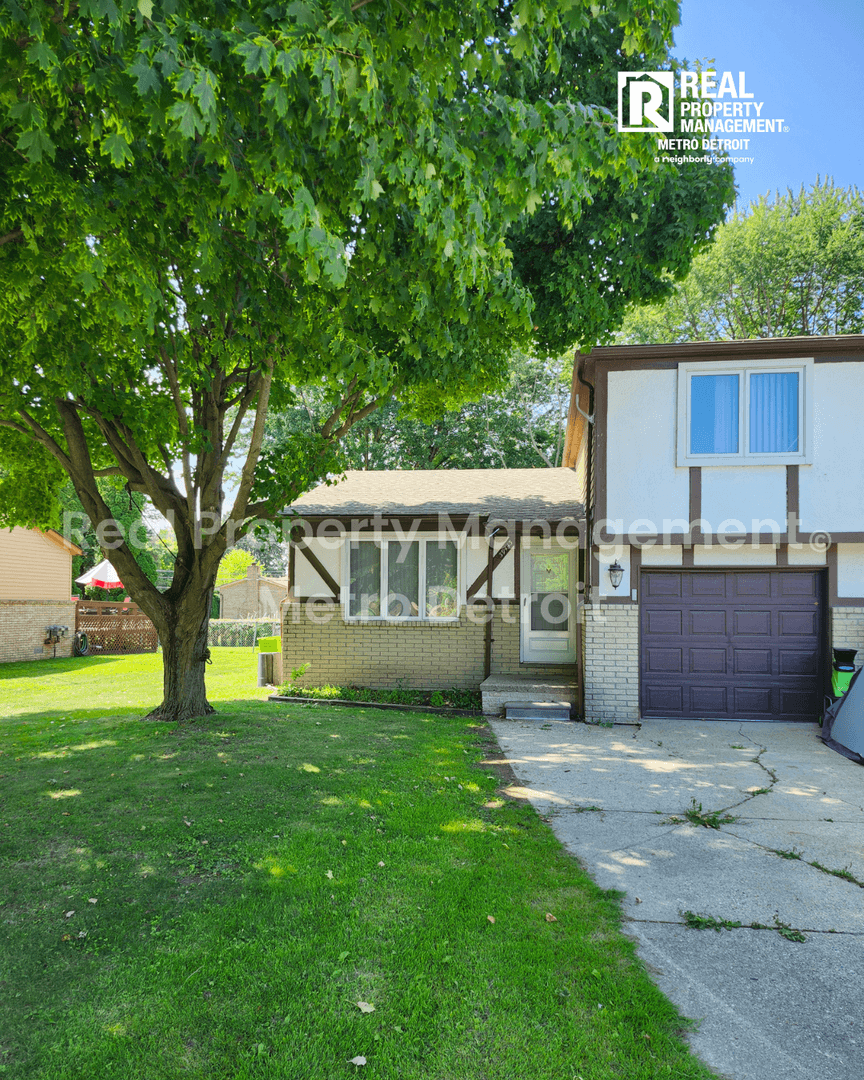 Harrison Township House: 39443 Jefferson Avenue