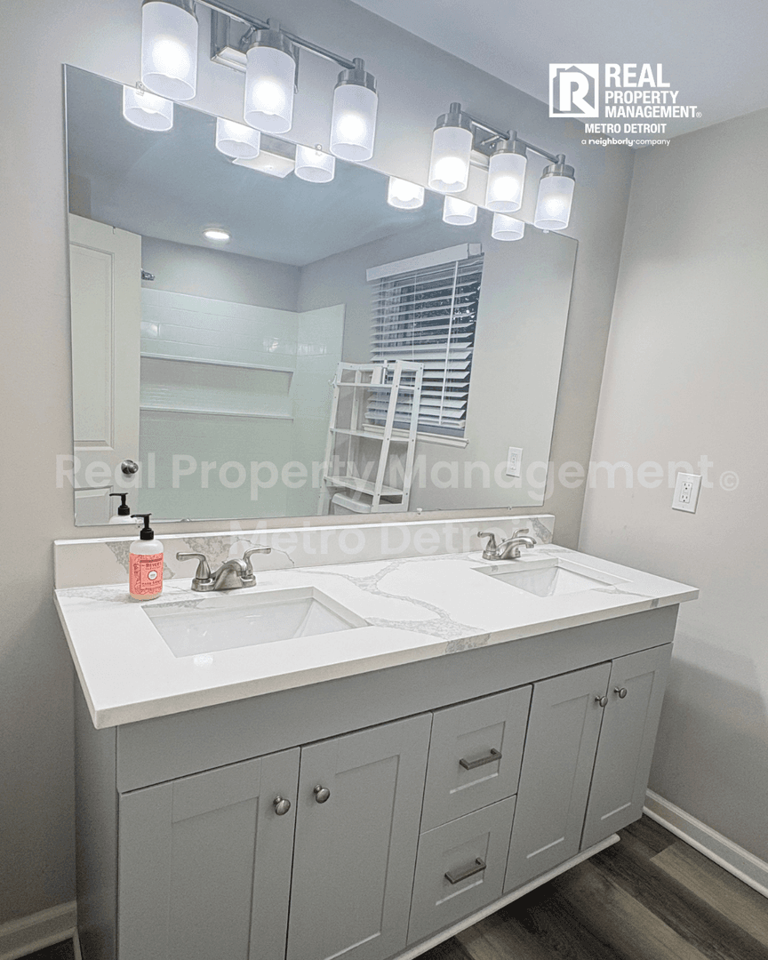 Farmington House: 36515 Vicary Lane