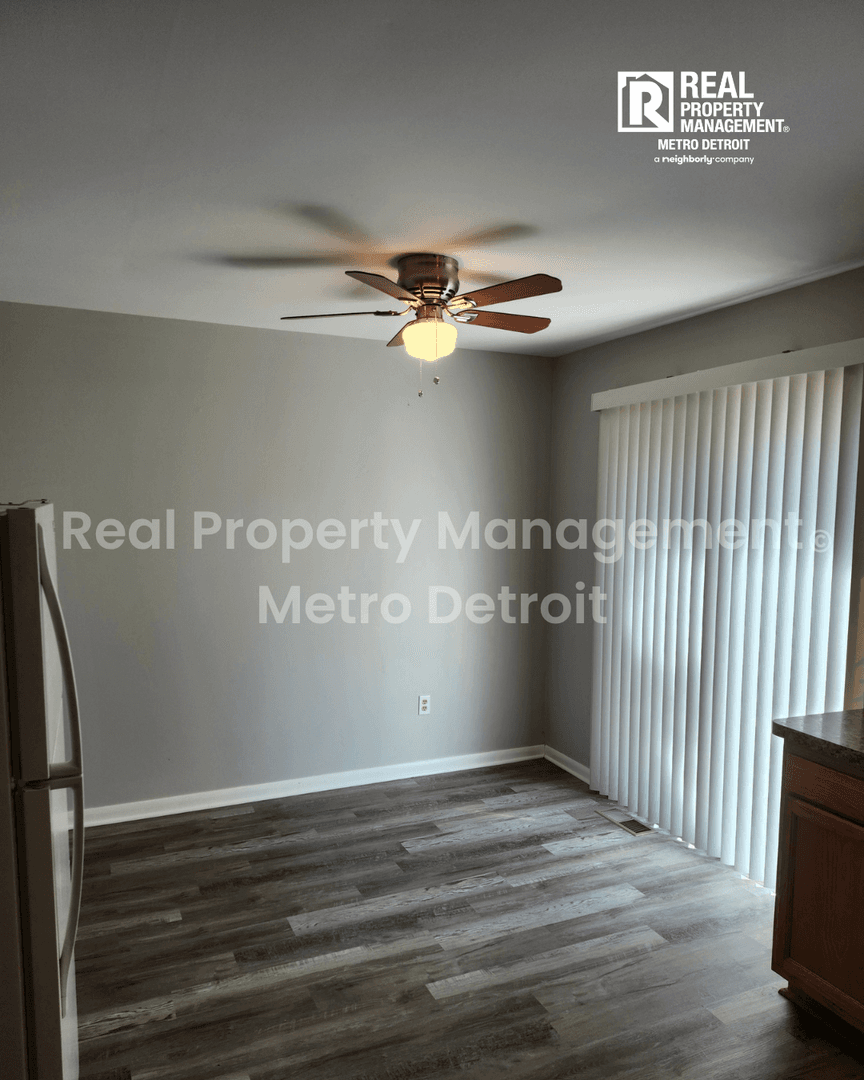 Harrison Township House: 39443 Jefferson Avenue