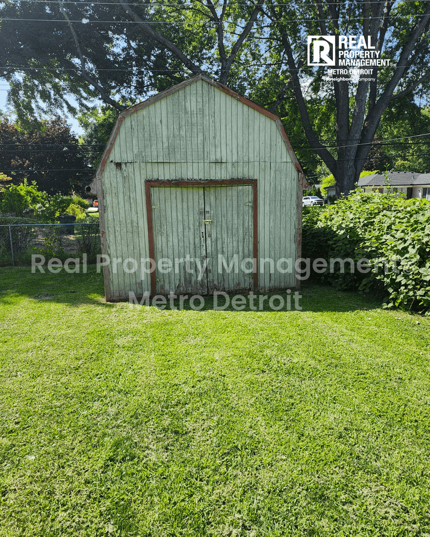 Harrison Township House: 39443 Jefferson Avenue