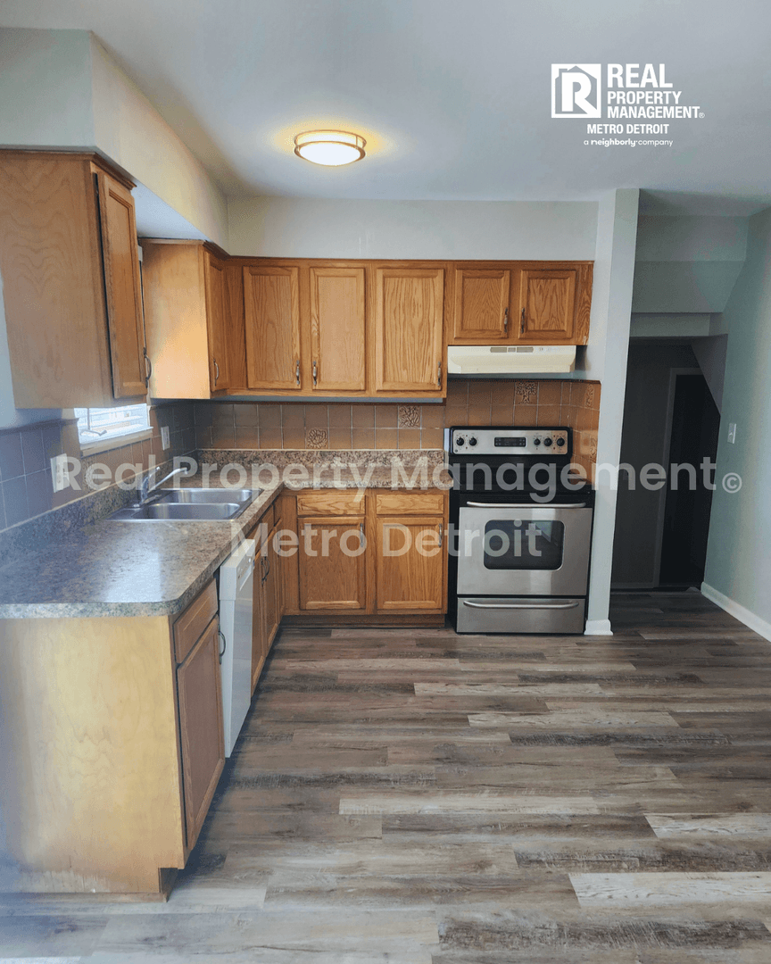 Harrison Township House: 39443 Jefferson Avenue