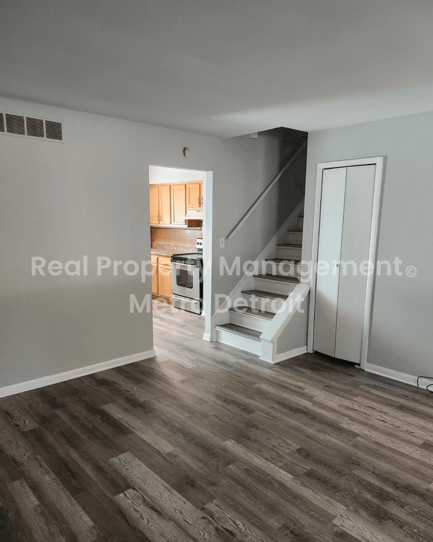 Harrison Township House: 39443 Jefferson Avenue