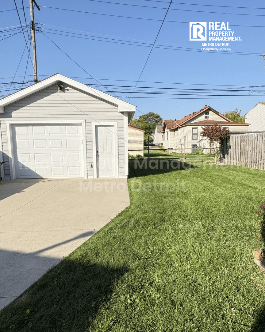 Clawson House: 245 N Bywood Ave