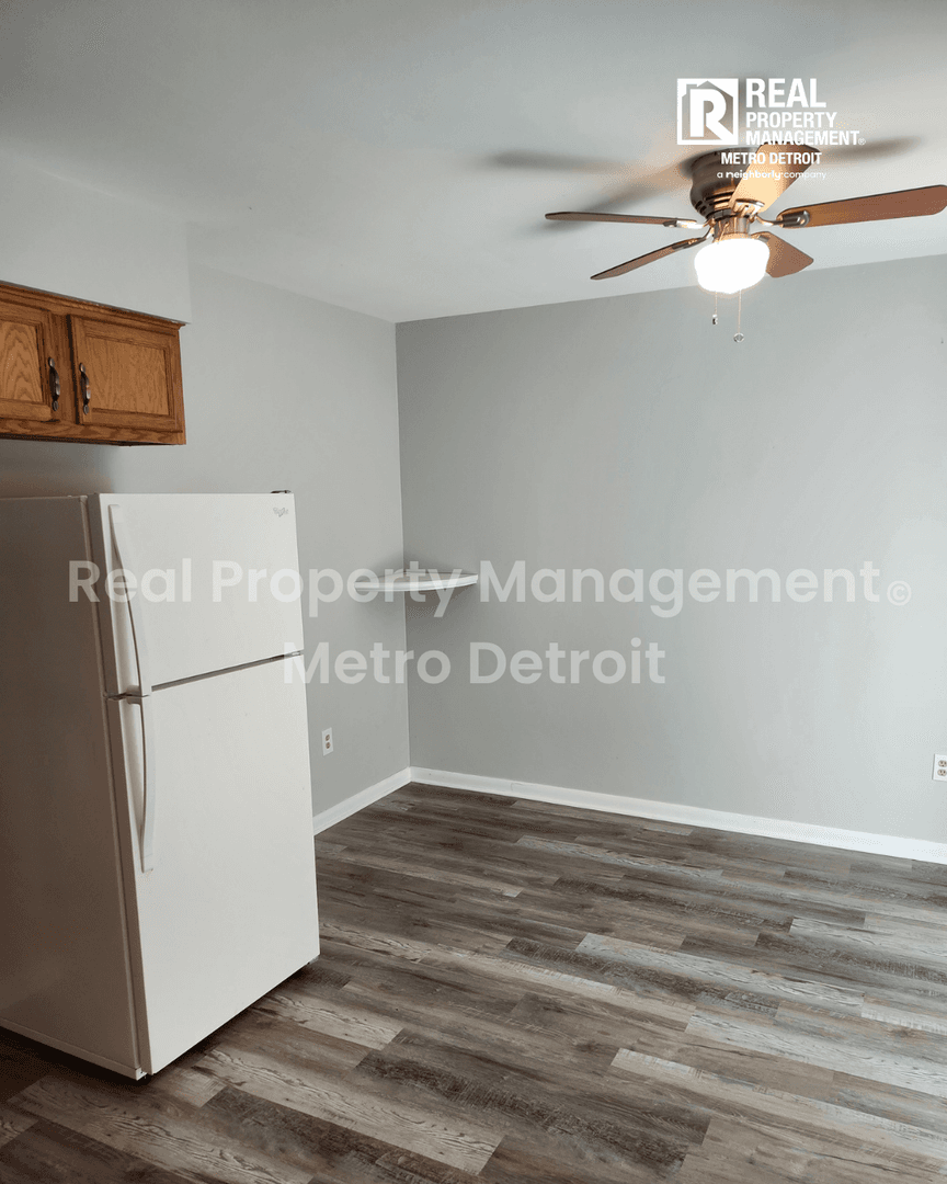Harrison Township House: 39443 Jefferson Avenue
