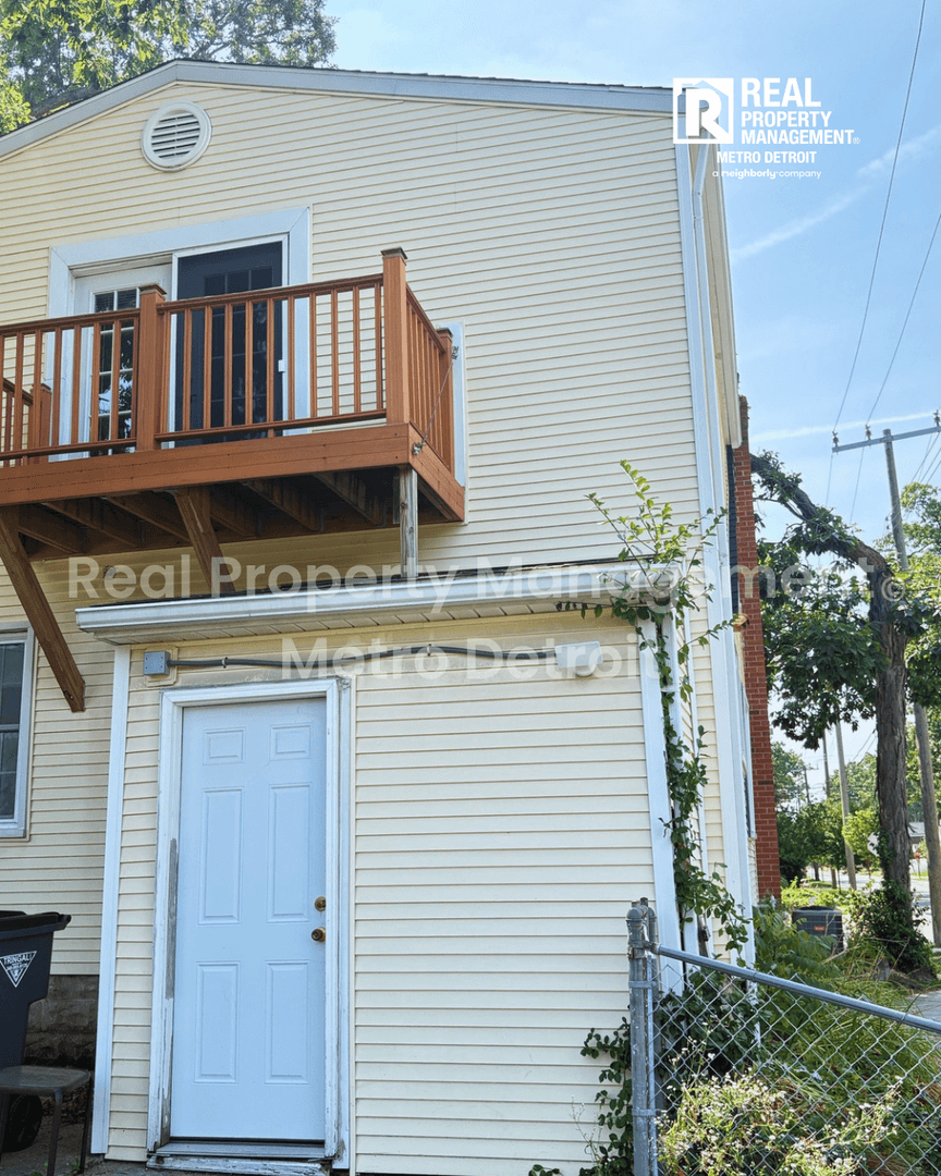 Pleasant Ridge House: 55 1/2 Kensington