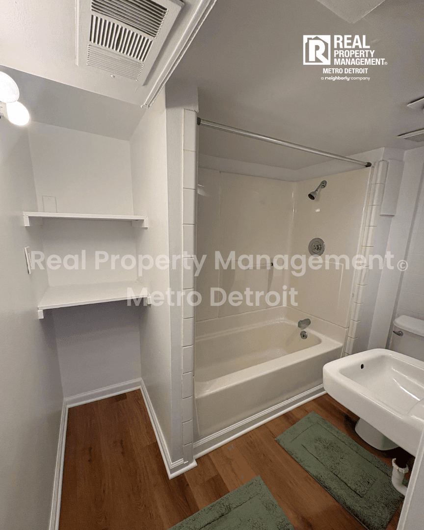 Pleasant Ridge House: 55 1/2 Kensington