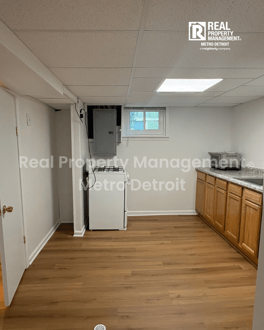 Pleasant Ridge House: 55 1/2 Kensington