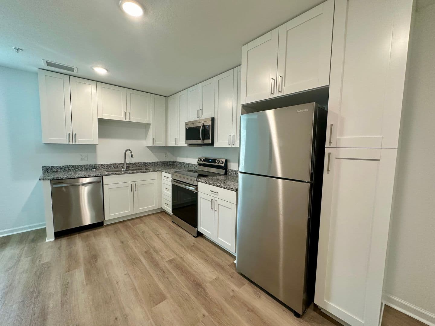 Lakeland Apartment: 301 S Lake Ave