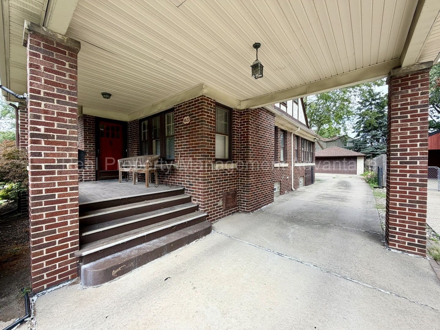 Royal Oak Apartment: 1622 Crooks Rd.