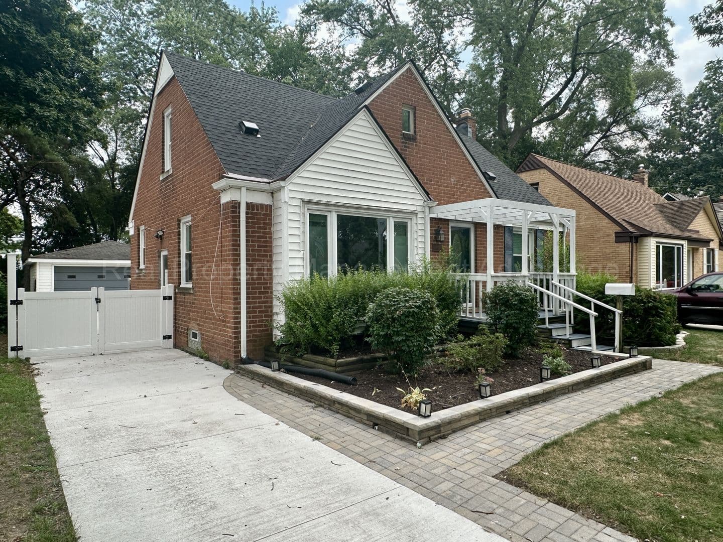 Royal Oak House: 1914 N. Wilson Ave.