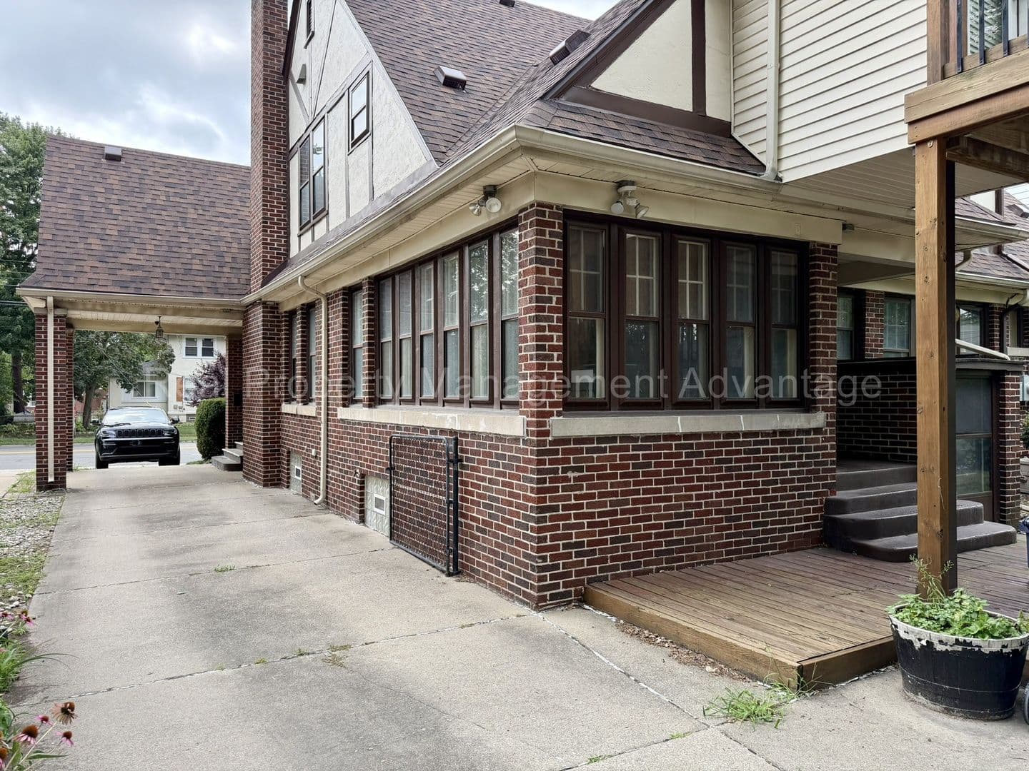 Royal Oak Apartment: 1622 Crooks Rd.