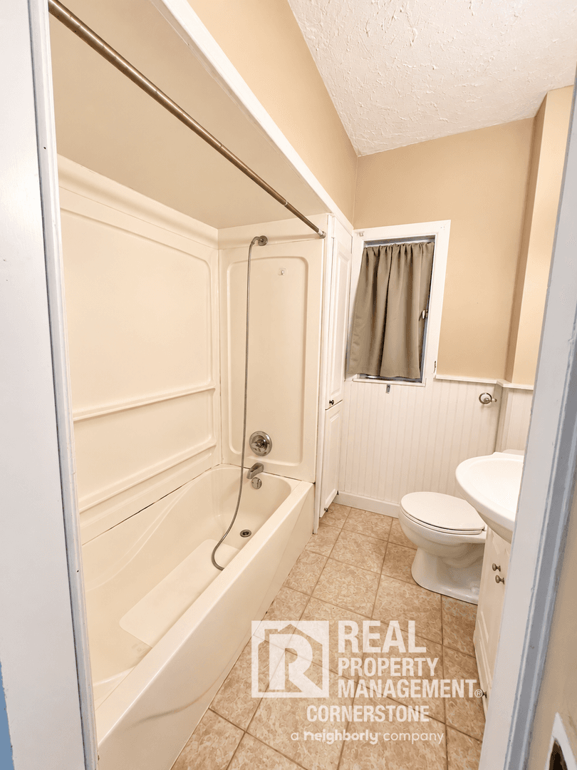 Kalamazoo Apartment: 720 Ashley Drive