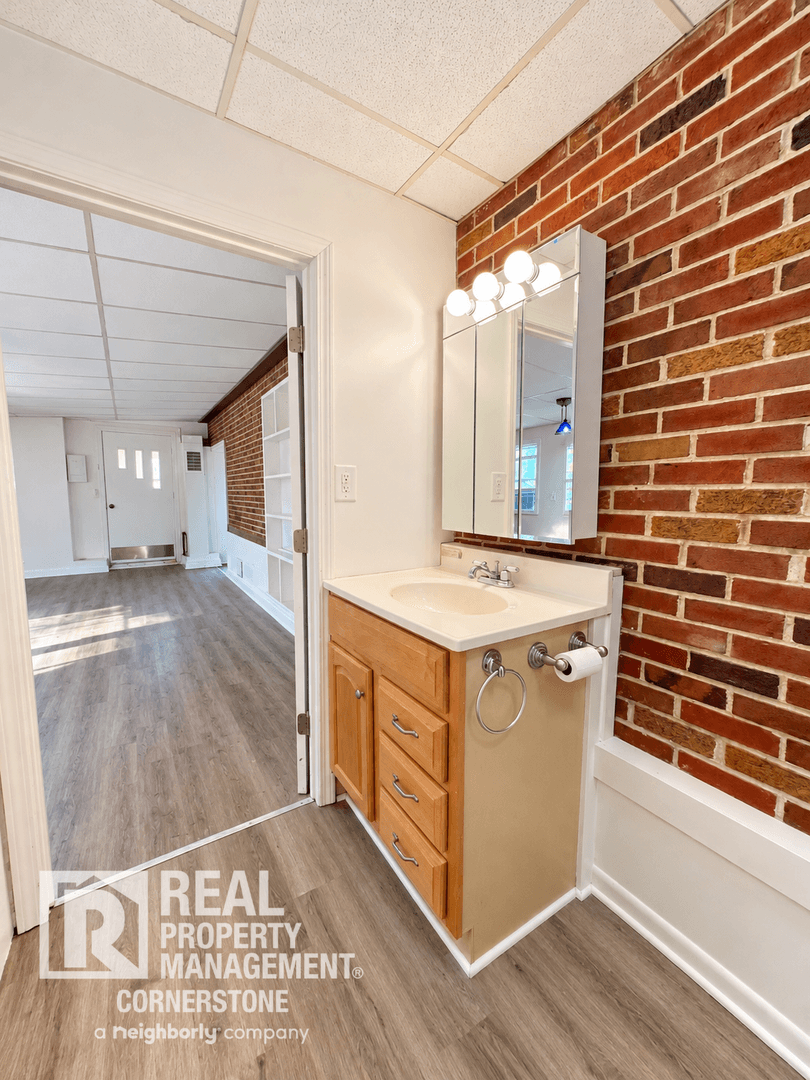 Kalamazoo Apartment: 720 Ashley Drive