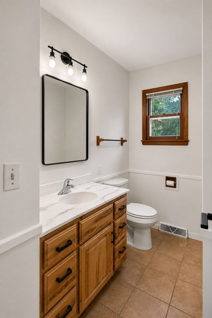 Baxter House: 13503 Meredith Dr