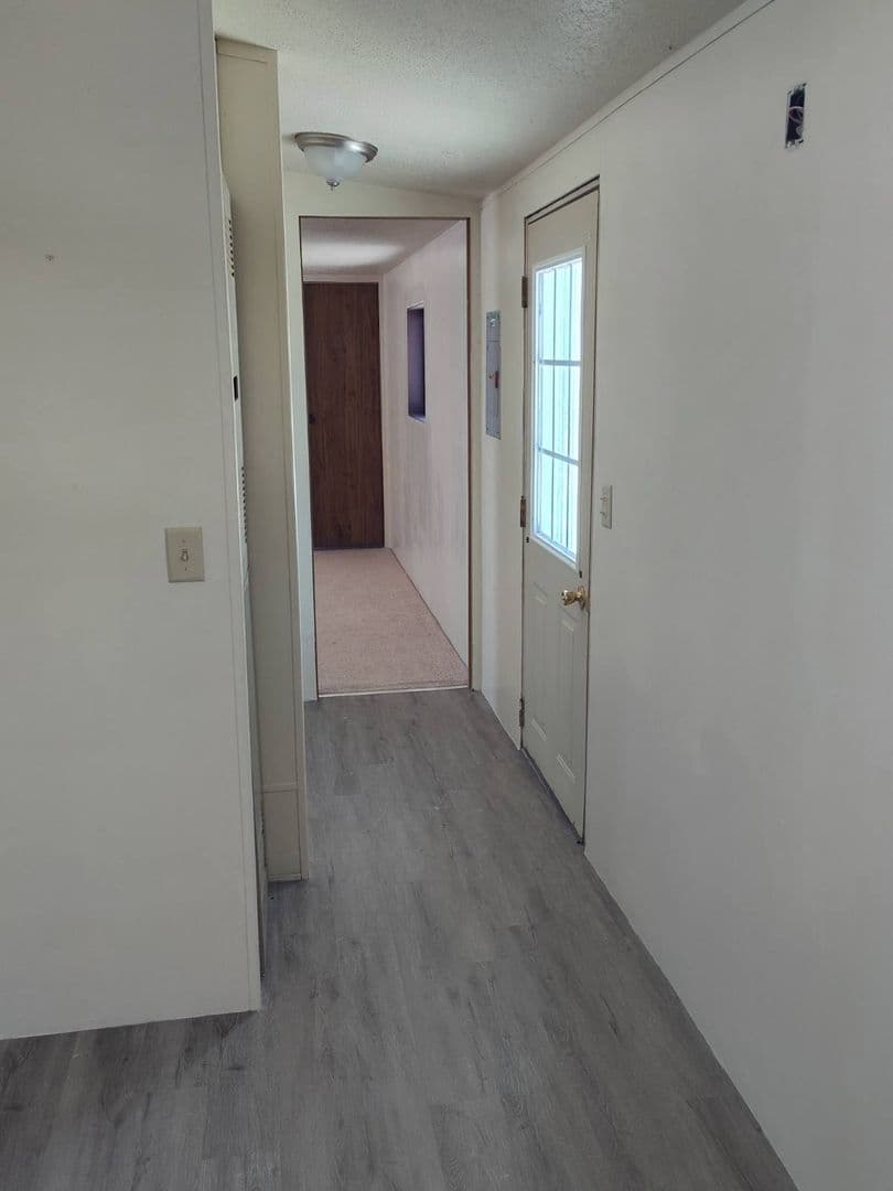 Rugby Apartment: 711 Eastgate Drive SE
