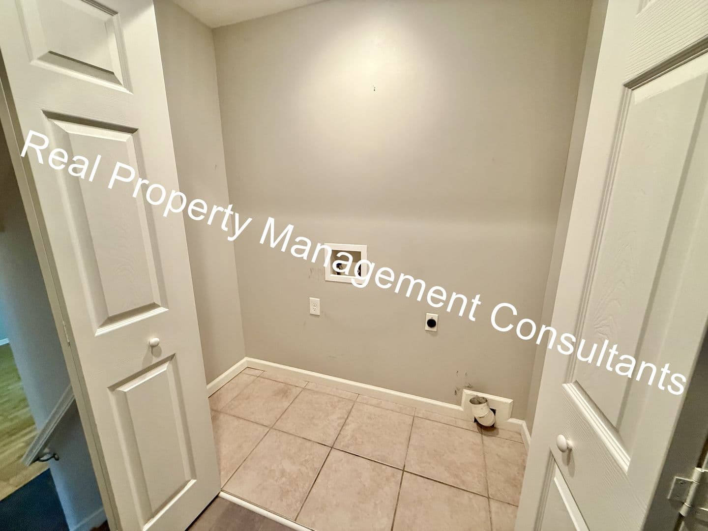 Olathe House: 1017 Kenwood Ln