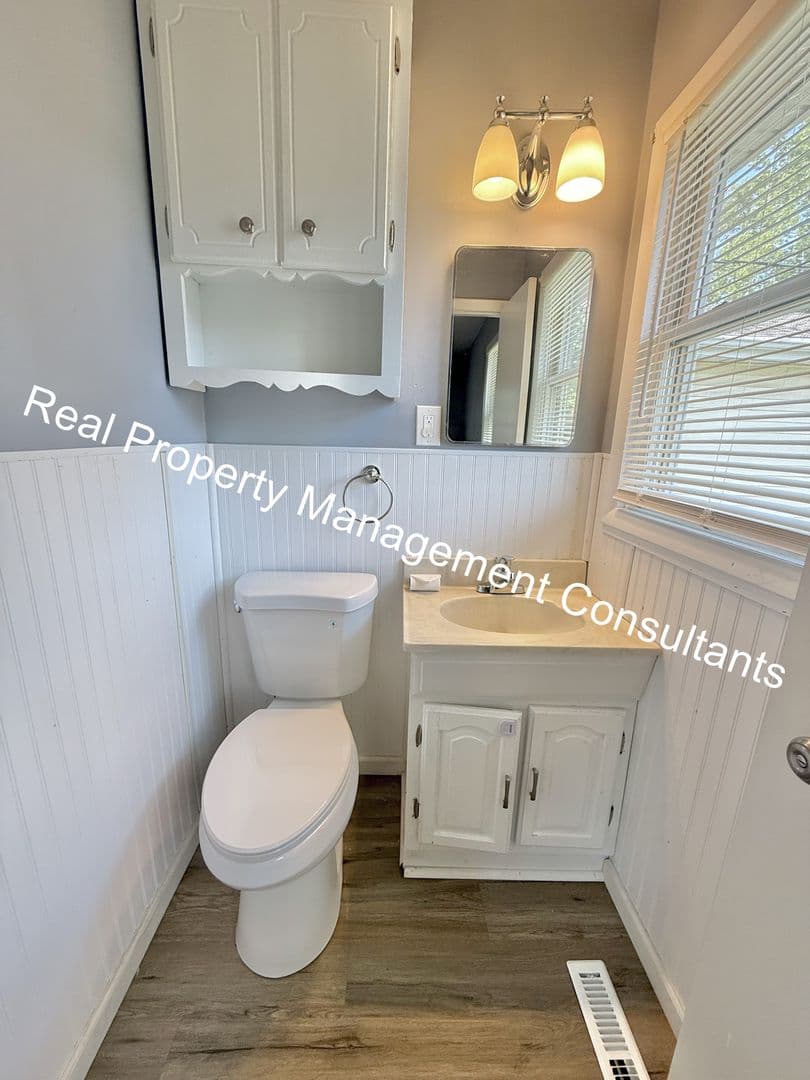 Olathe House: 1108 W Elm St