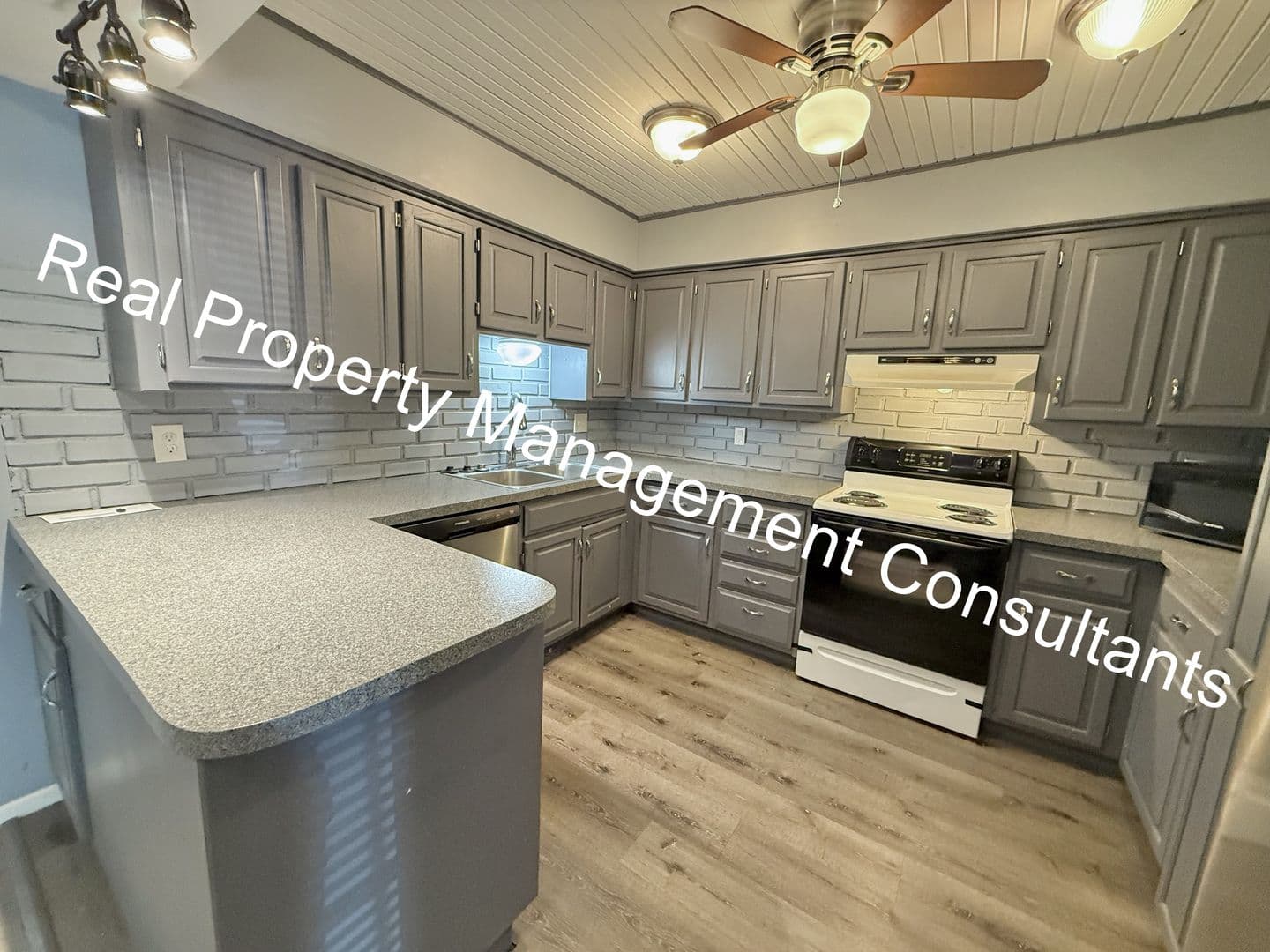 Olathe House: 1108 W Elm St