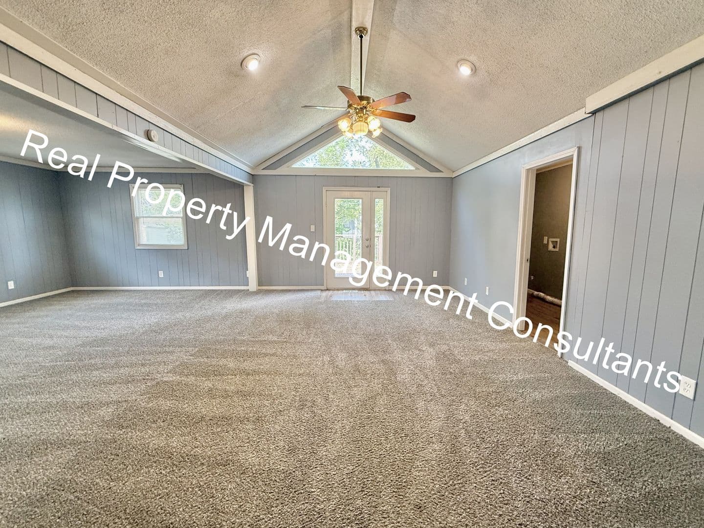 Olathe House: 1108 W Elm St