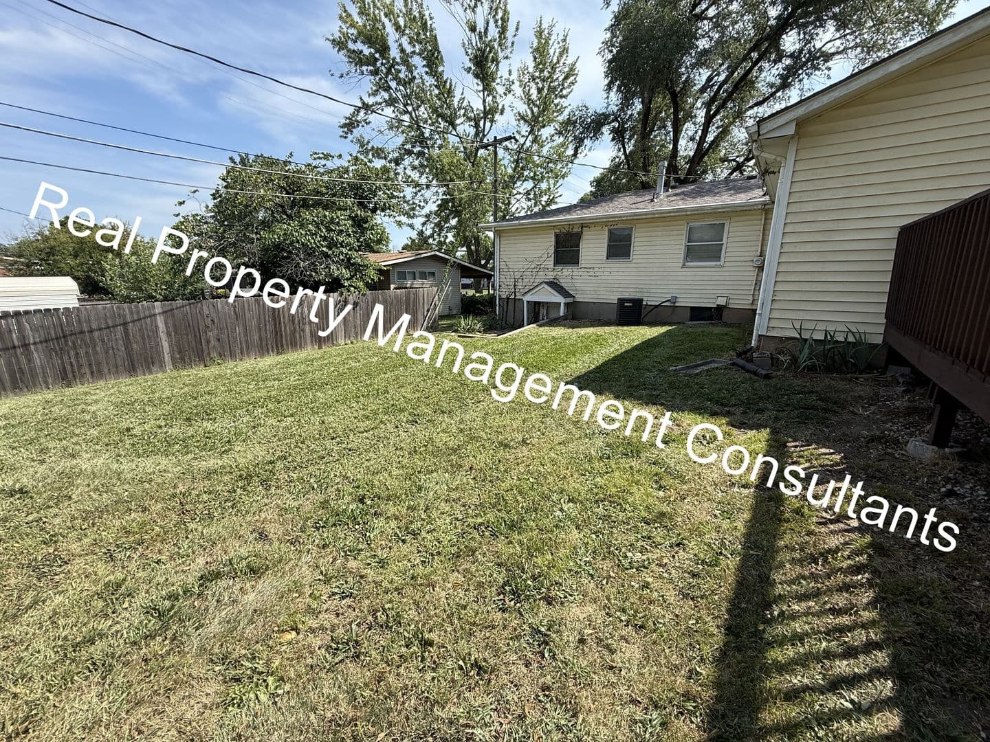 Olathe House: 1108 W Elm St