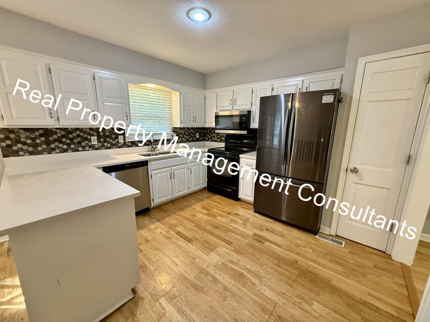Olathe House: 1017 Kenwood Ln