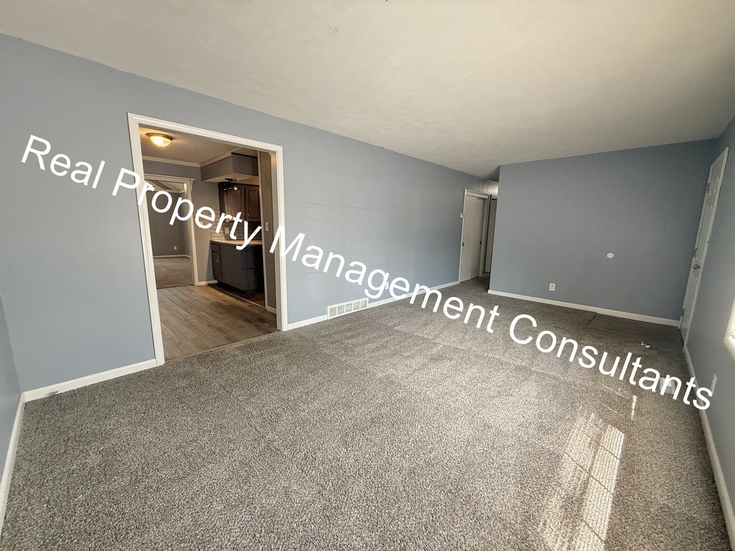 Olathe House: 1108 W Elm St
