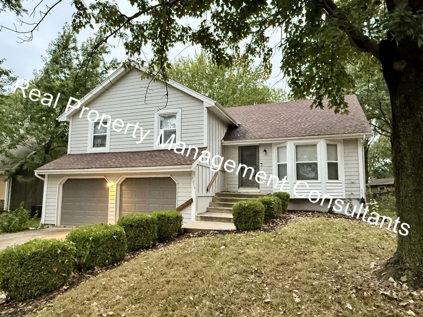 Olathe House: 1017 Kenwood Ln