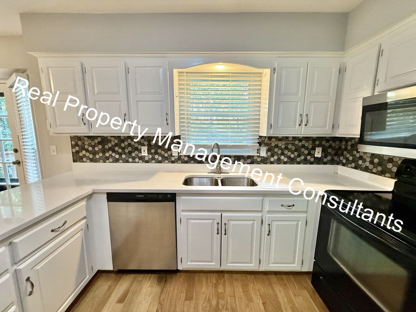 Olathe House: 1017 Kenwood Ln