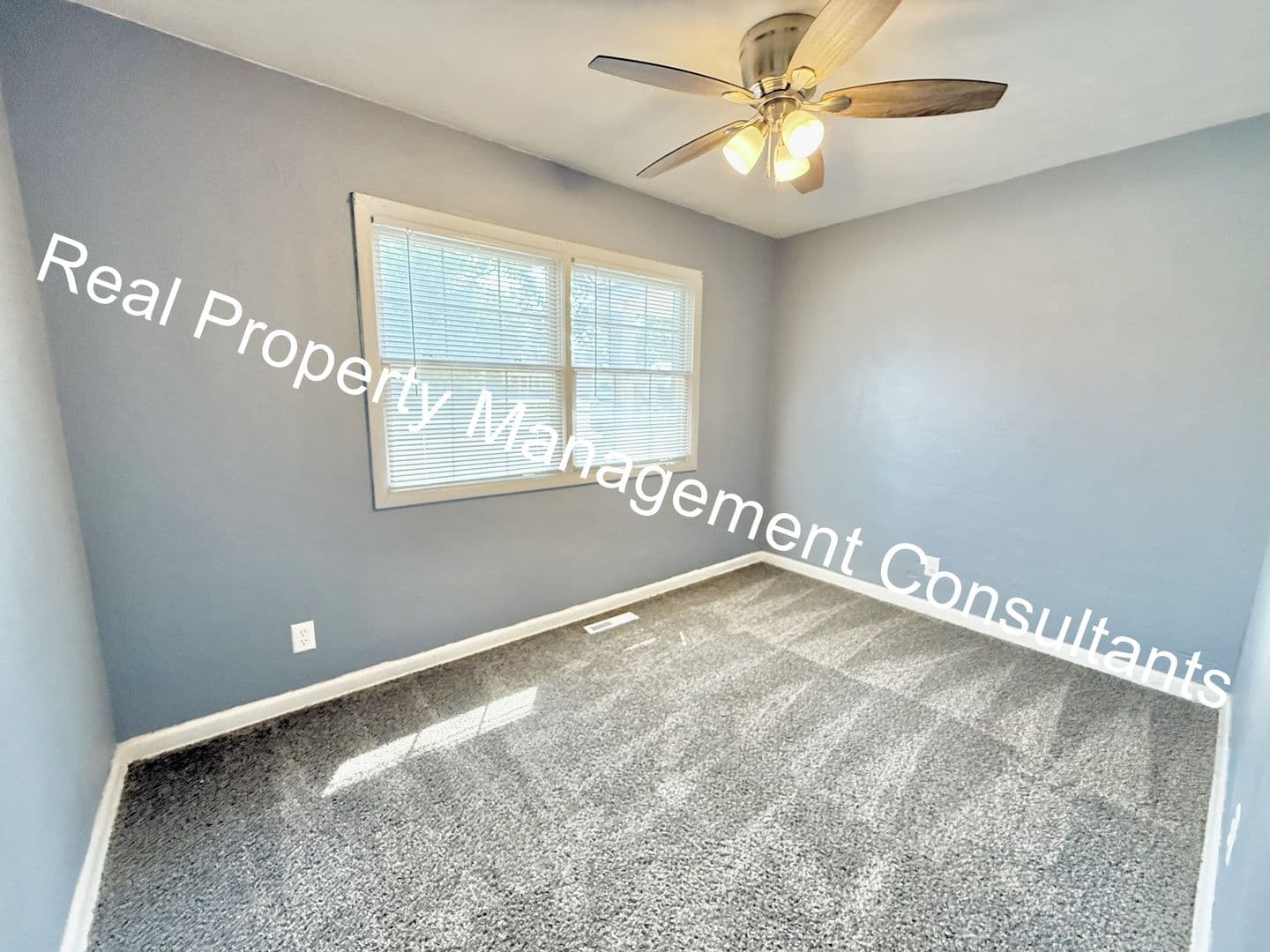 Olathe House: 1108 W Elm St
