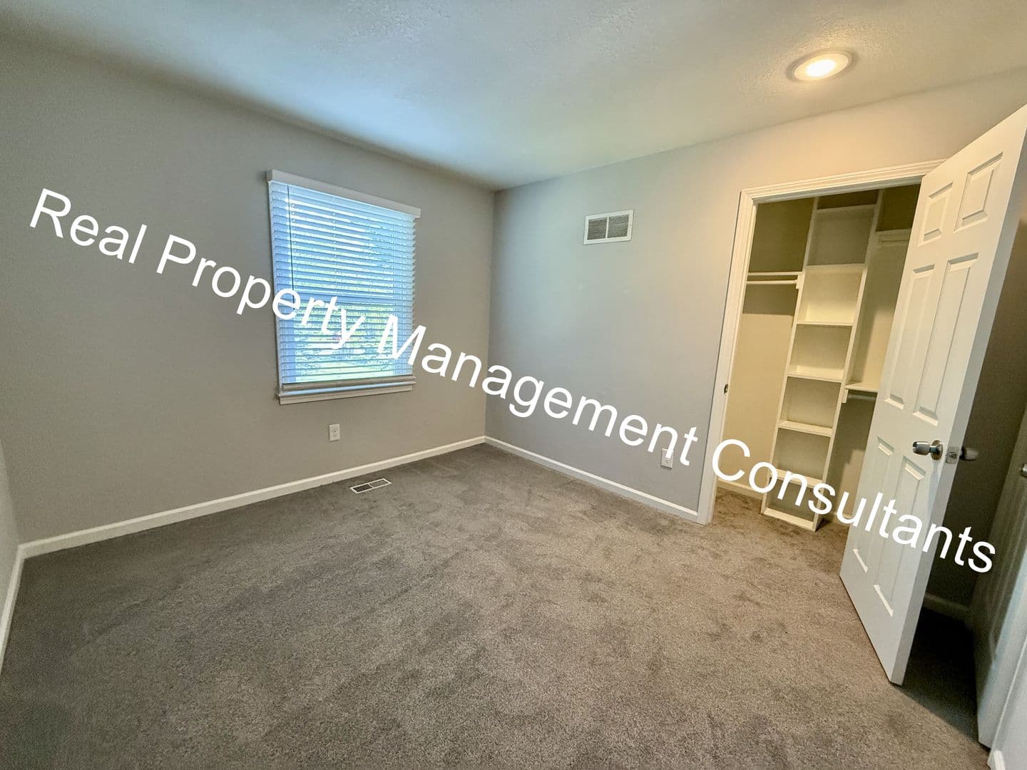 Olathe House: 1017 Kenwood Ln