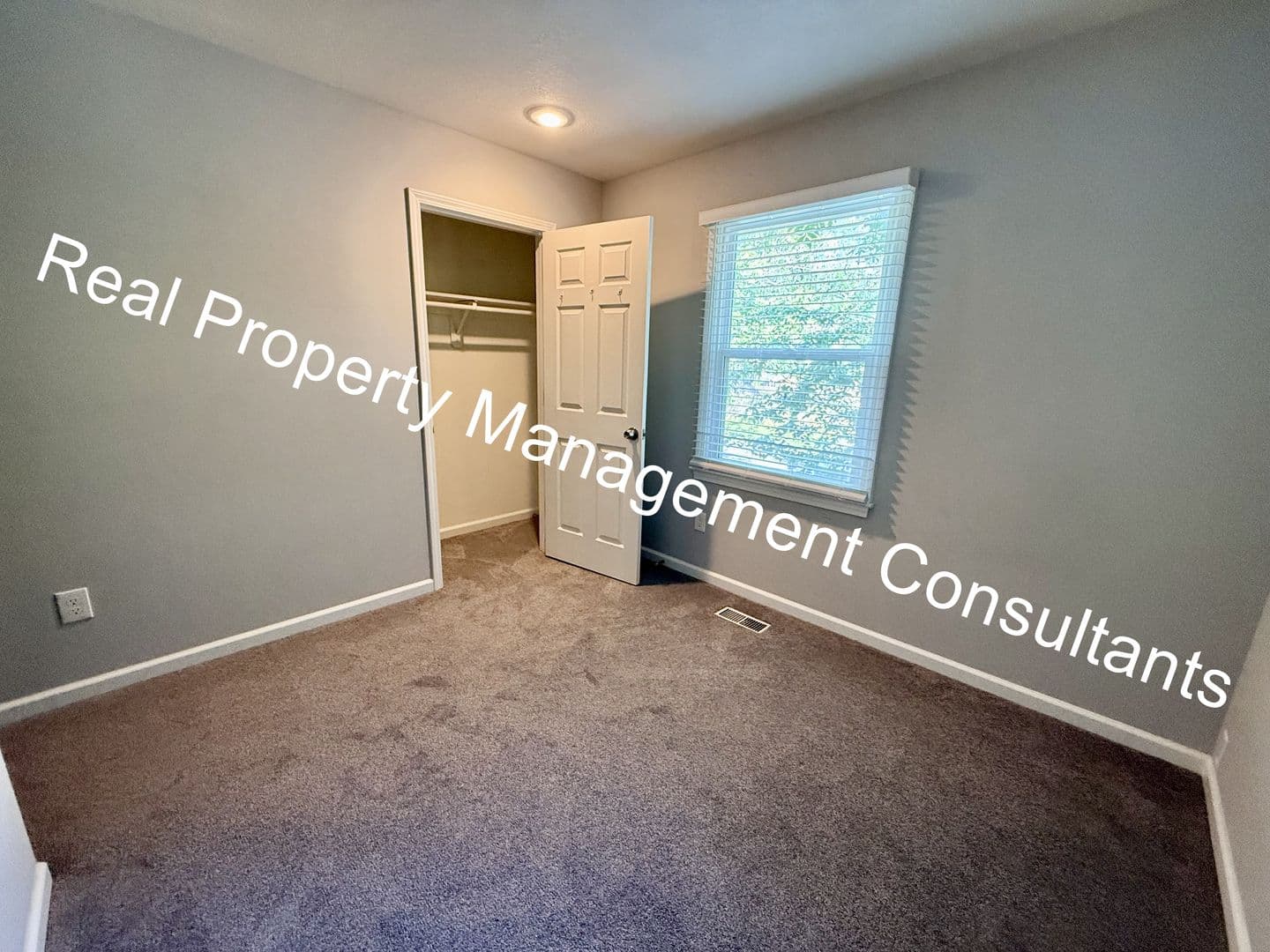 Olathe House: 1017 Kenwood Ln