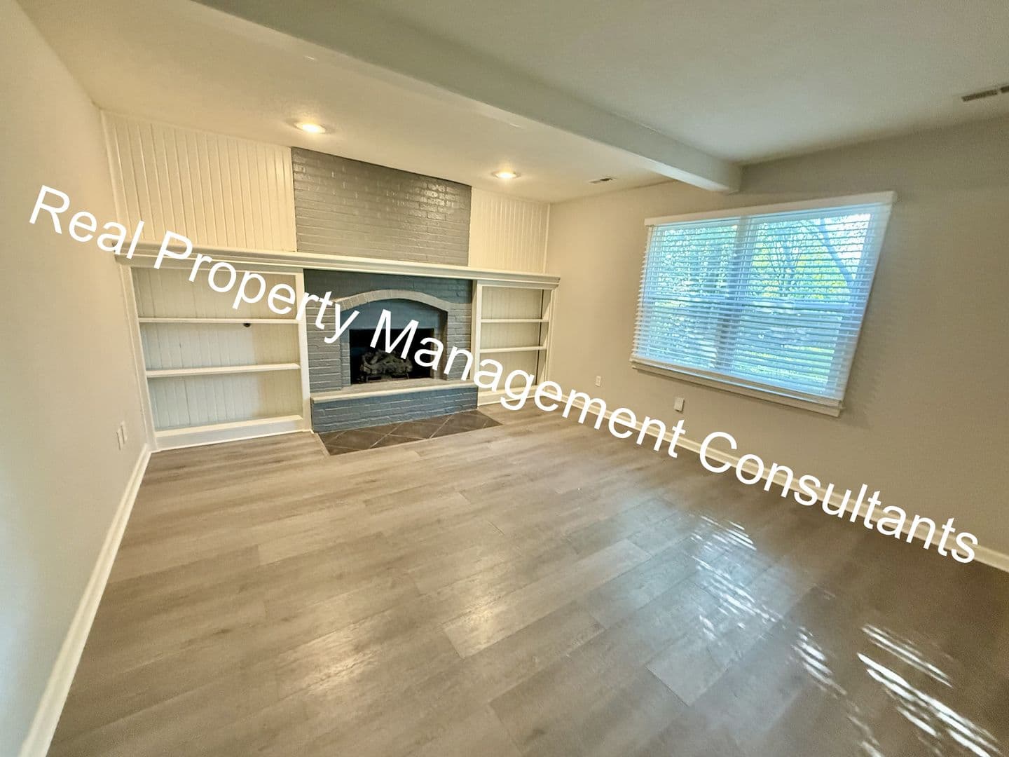Olathe House: 1017 Kenwood Ln