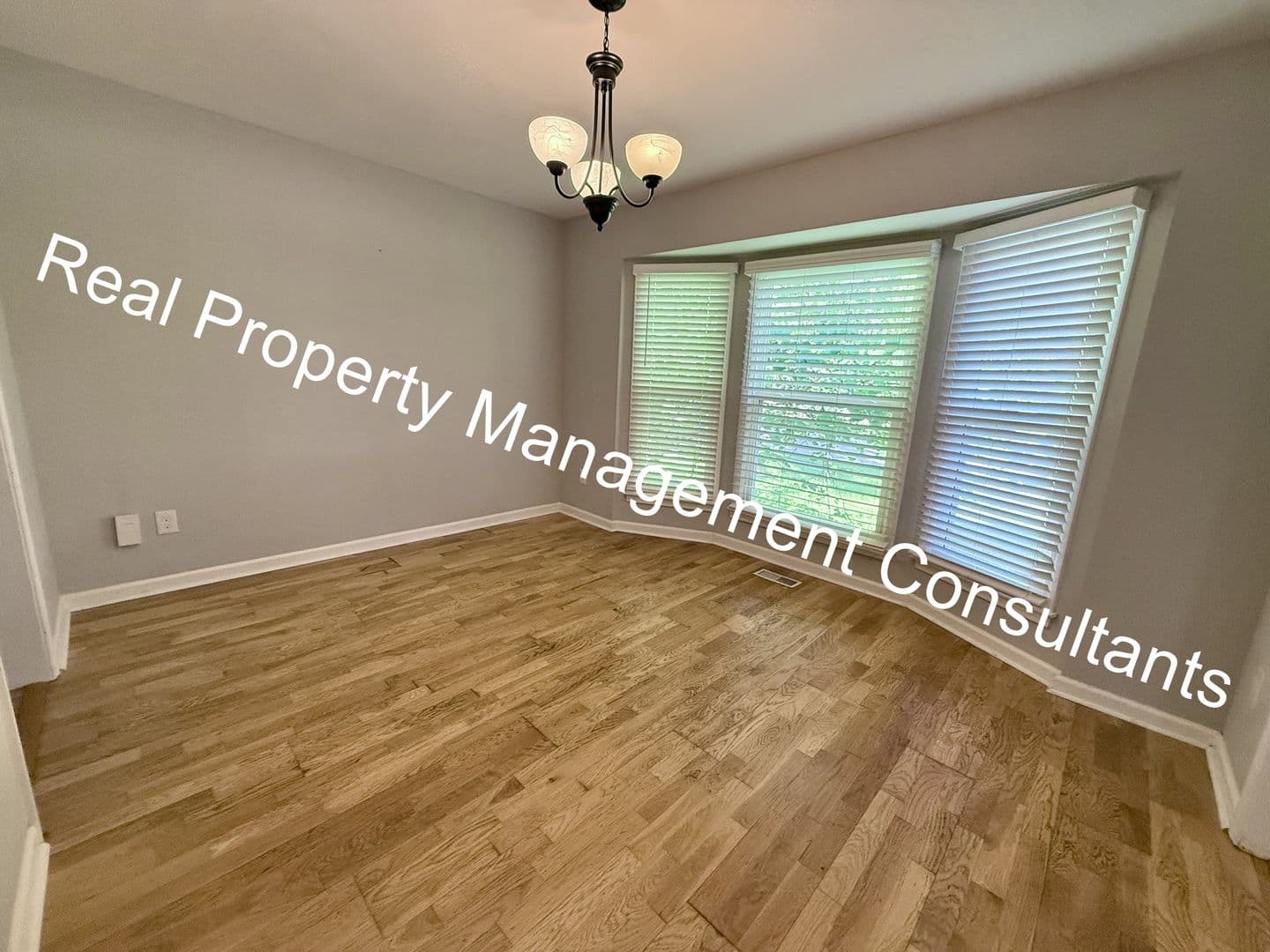 Olathe House: 1017 Kenwood Ln