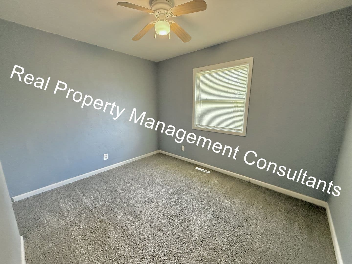 Olathe House: 1108 W Elm St