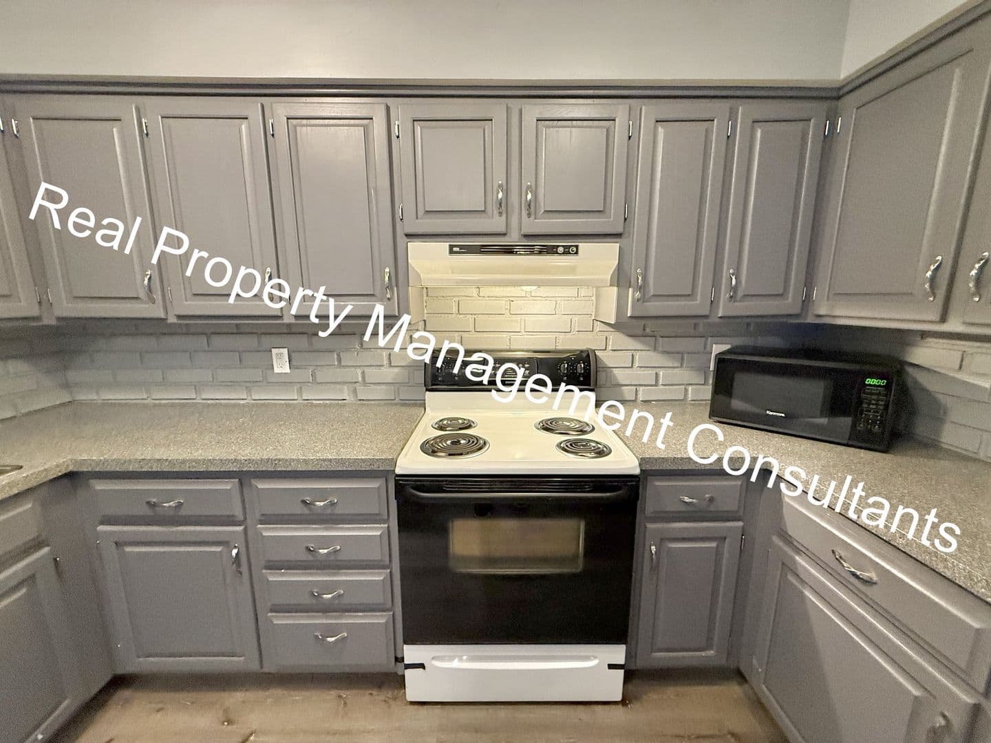 Olathe House: 1108 W Elm St