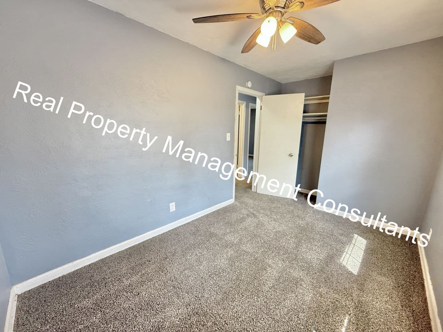 Olathe House: 1108 W Elm St