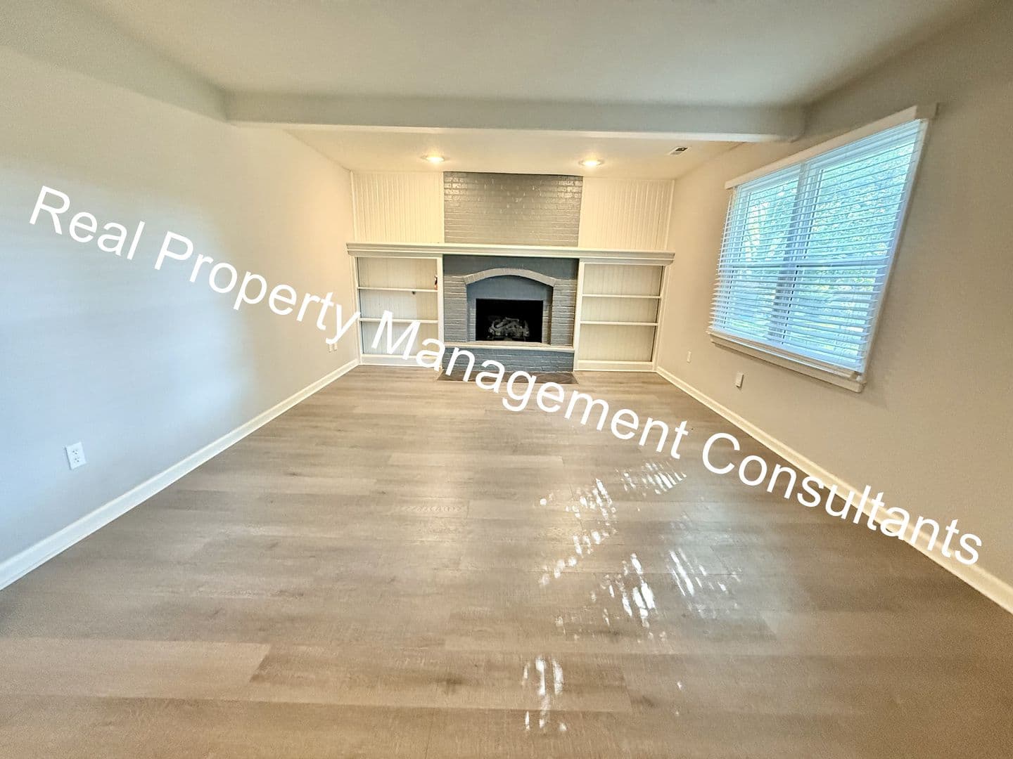 Olathe House: 1017 Kenwood Ln