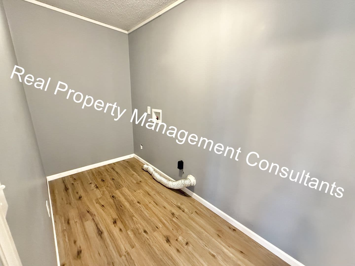 Olathe House: 1108 W Elm St