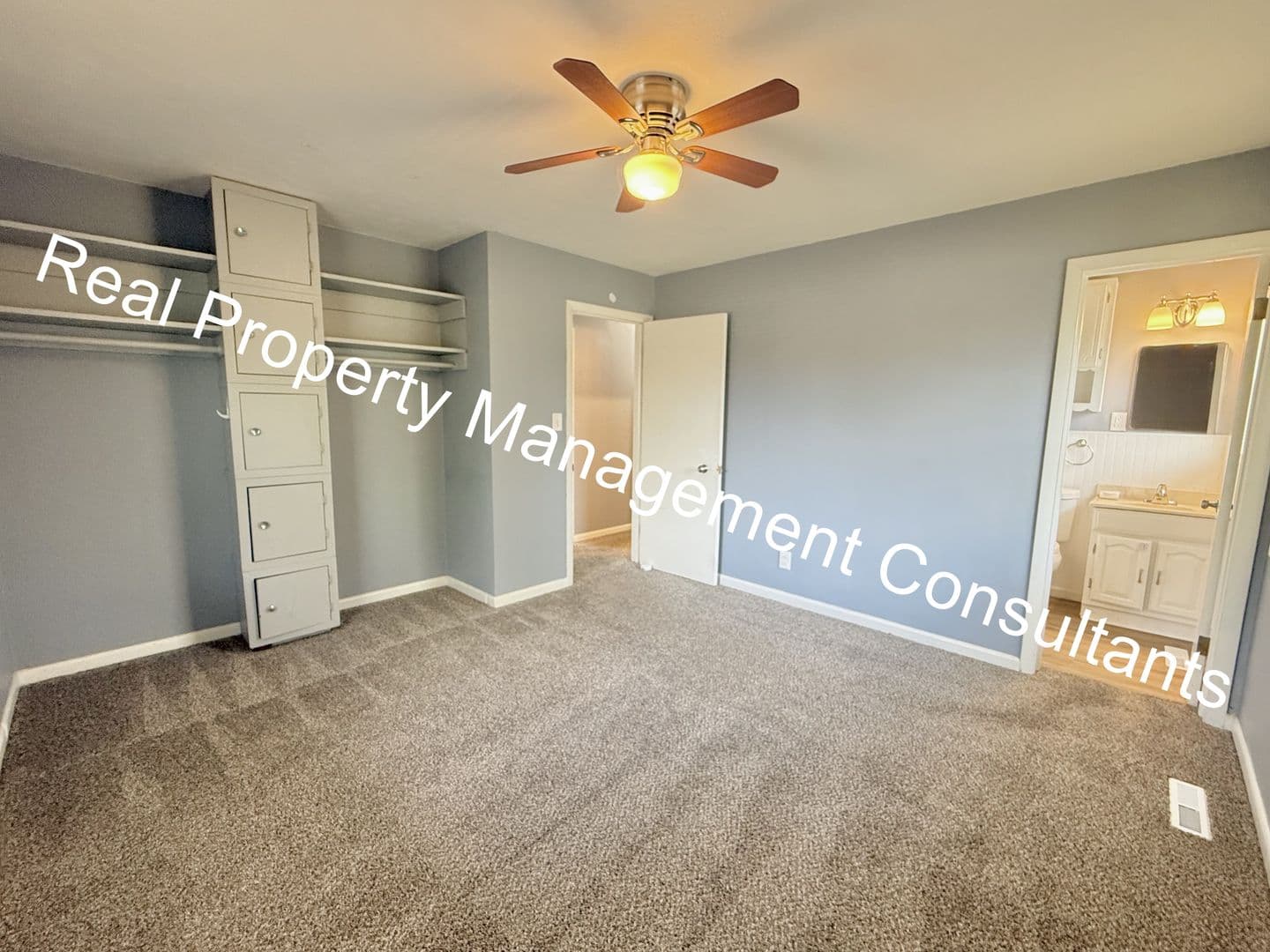 Olathe House: 1108 W Elm St