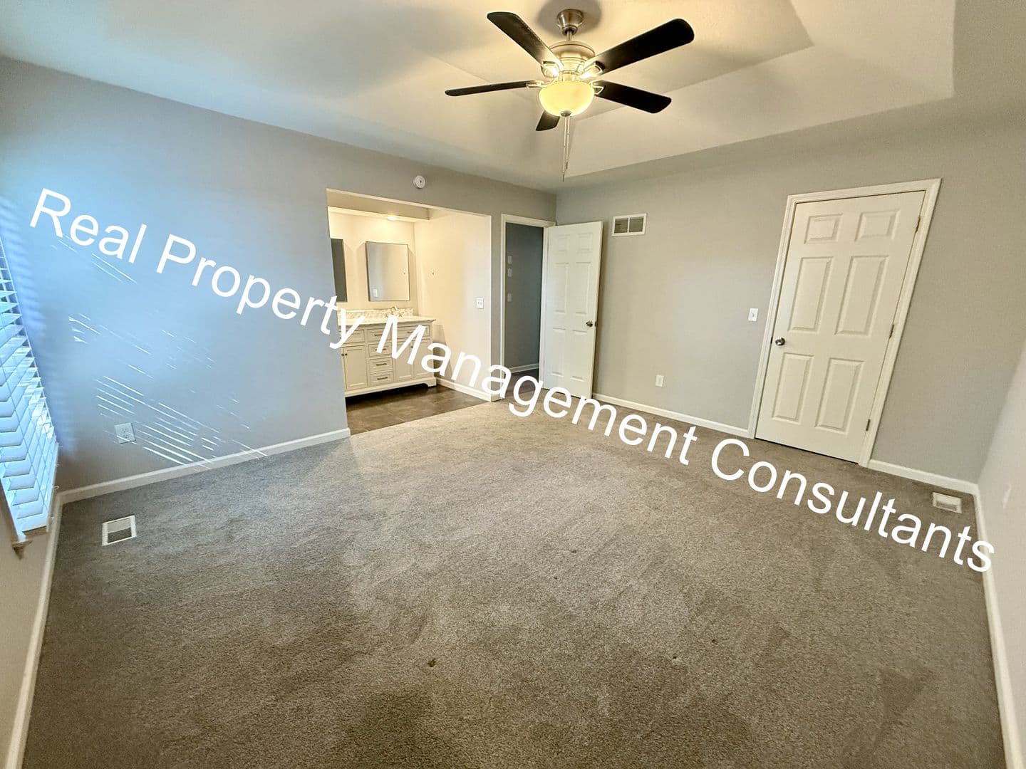 Olathe House: 1017 Kenwood Ln
