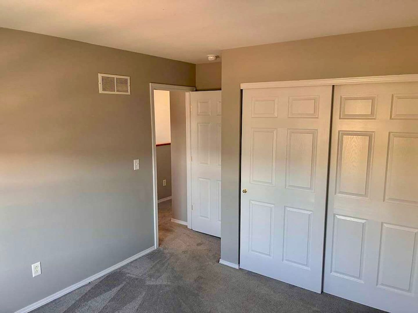 O'Fallon House: 8 W Homefield Point Ct