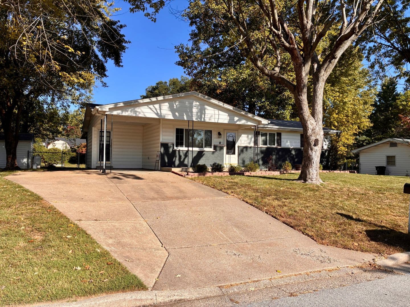 St Charles House: 77 Ruth Dr.