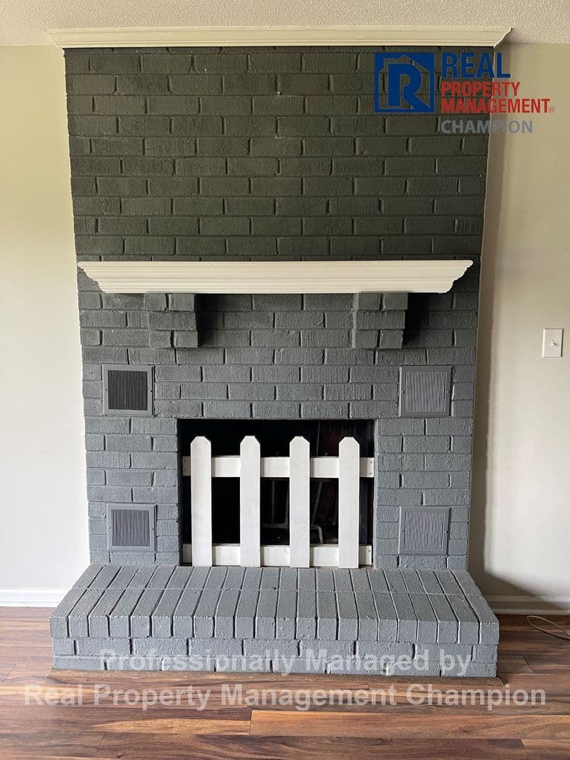 Jacksonville House: 301 Dennis Rd