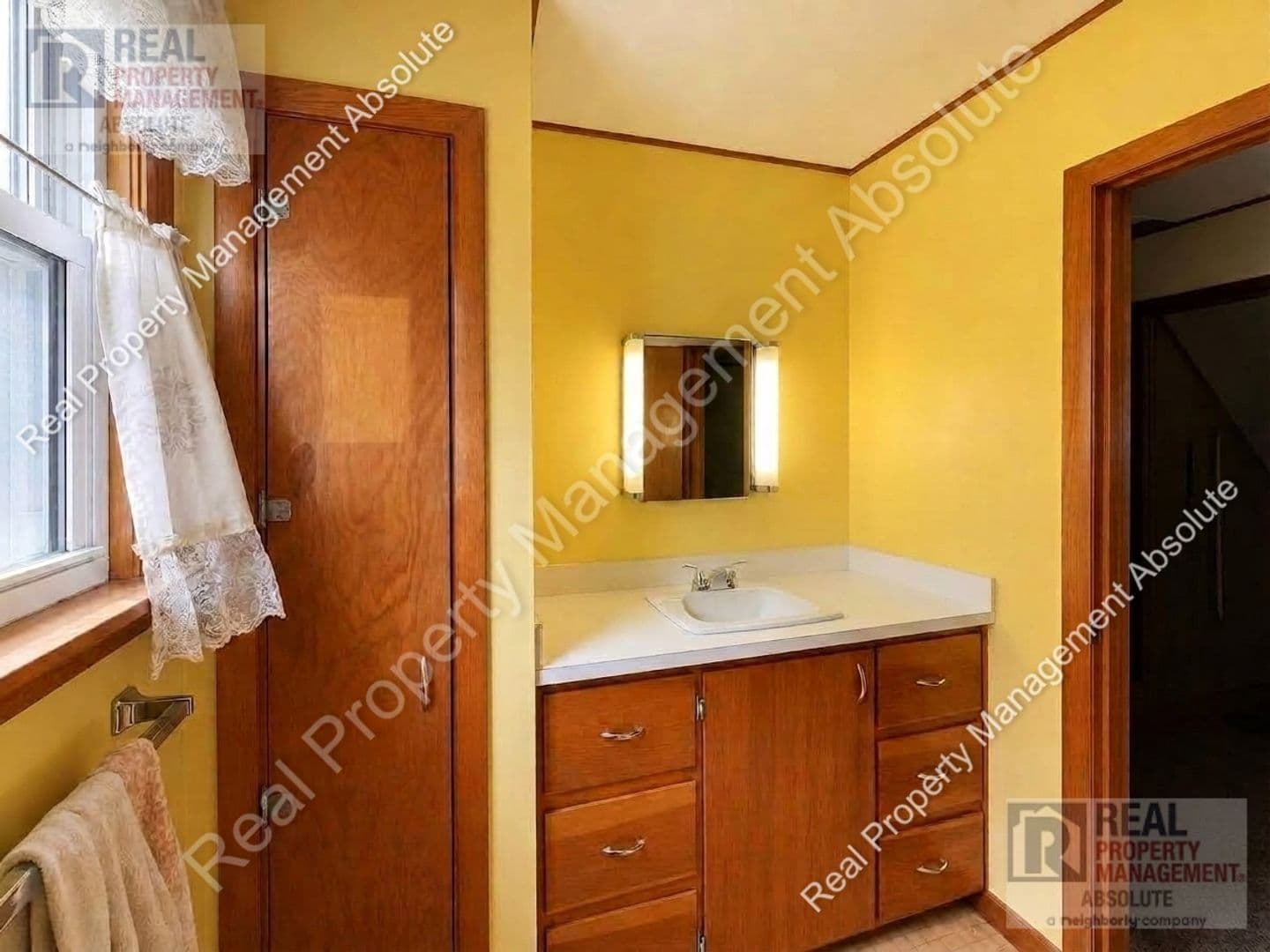 Pelham House: 324 Mammoth Rd