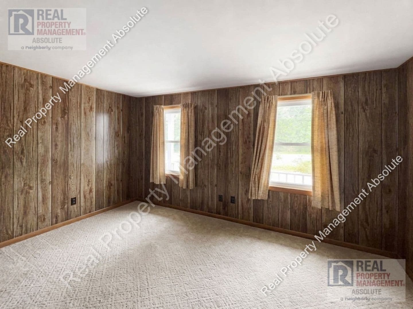 Pelham House: 324 Mammoth Rd